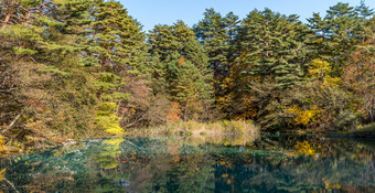 秋季山林湖水摄影图