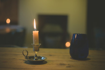 暗色调桌上的蜡烛摄影图