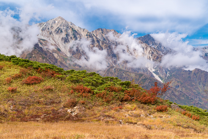 山峰中的云山雾绕摄影图