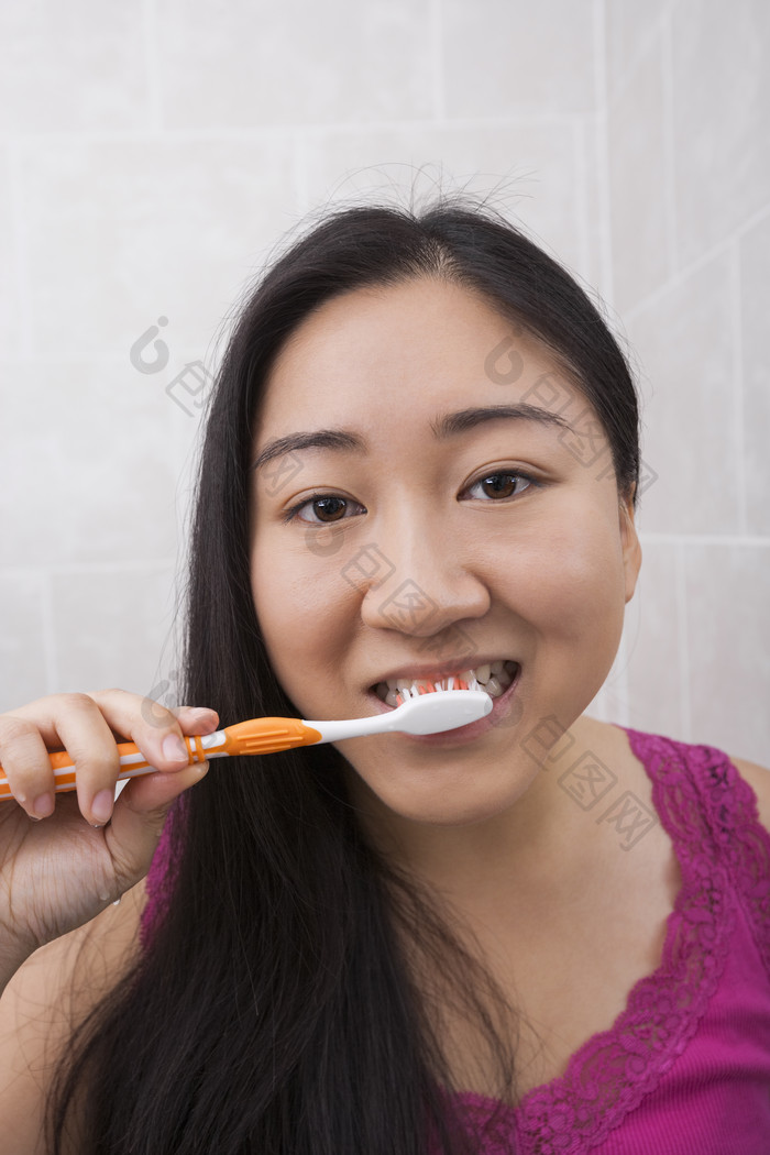 灰色调刷牙的女孩摄影图