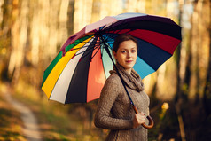 深色调打伞的女人摄影图