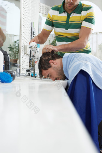 洗头发的男人摄影图