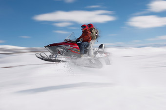 玩雪地摩托车模糊人影