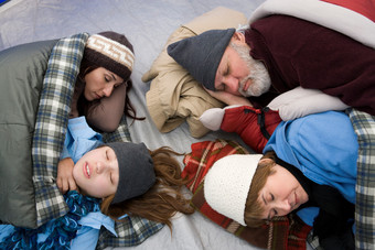 暗色调睡觉的家人摄影图