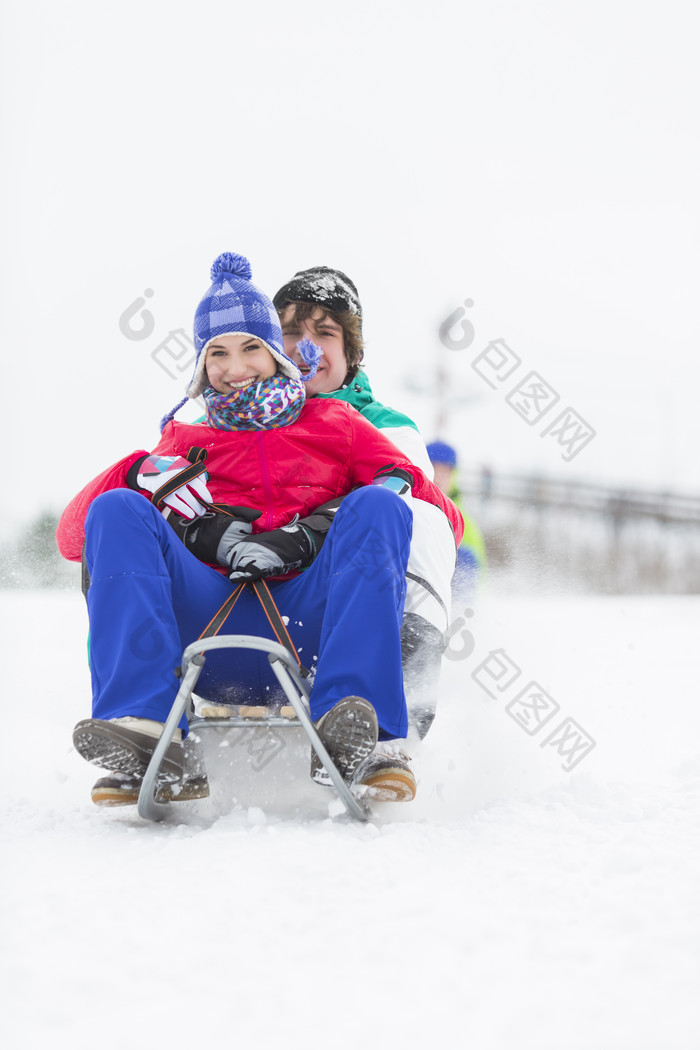 灰色调滑雪的人们摄影图