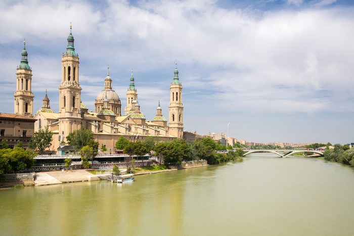 河水边的拉戈萨大教堂