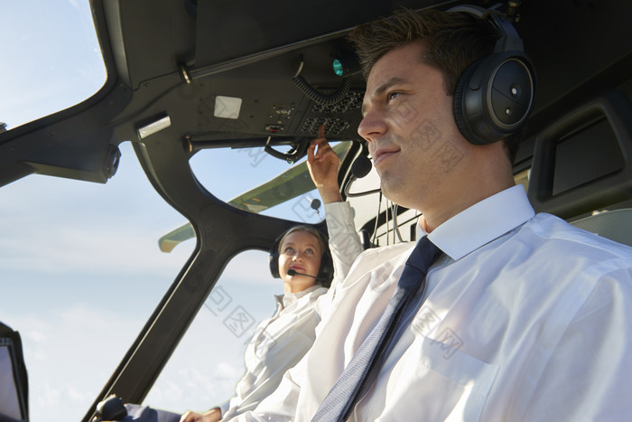 简约风直升机飞行员摄影图图片-包图网