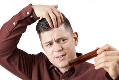 简约整理头发的男人摄影图