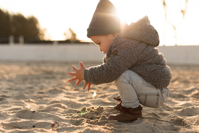 正在玩沙子的小男孩