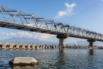 海上的铁桥建筑物