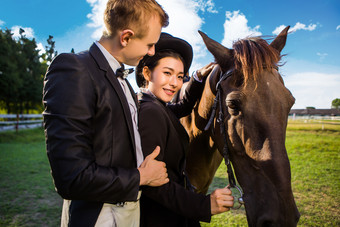 马场拍<strong>婚纱照</strong>的夫妻