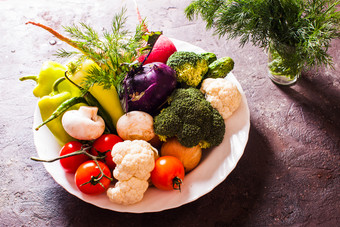 一盘洗干净的有机蔬菜