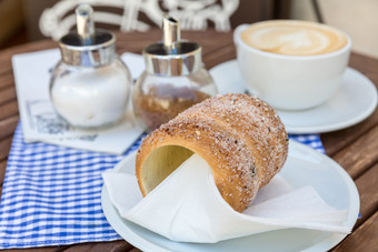 桌上的面包和咖啡饮品