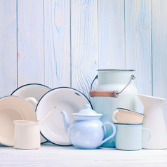 白色条纹木板前的杯子茶壶碗