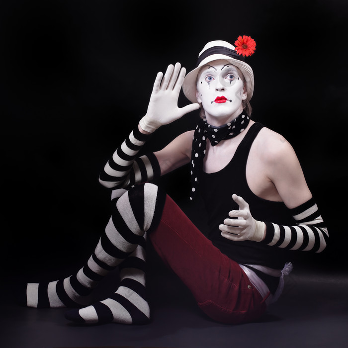暗色调演出的小丑摄影图