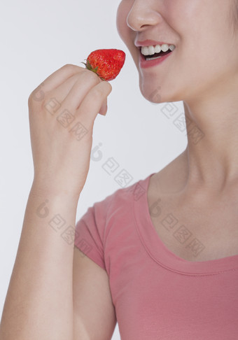 手持草莓的女人摄影图