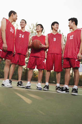 团队合作信心一群人球队篮球球衣男人球员图