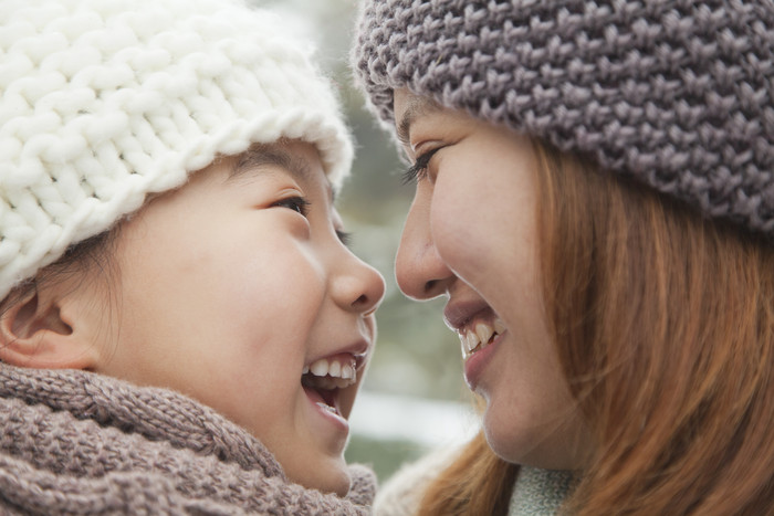 妈妈母亲儿子小孩冬天毛线帽微笑对视幸福的