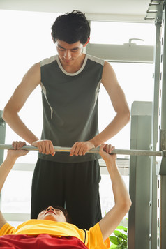 男人成熟的健壮的肌肉运动锻炼教练女人健身