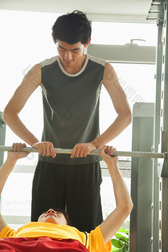 男人成熟的健壮的肌肉运动锻炼教练女人<strong>健身</strong>