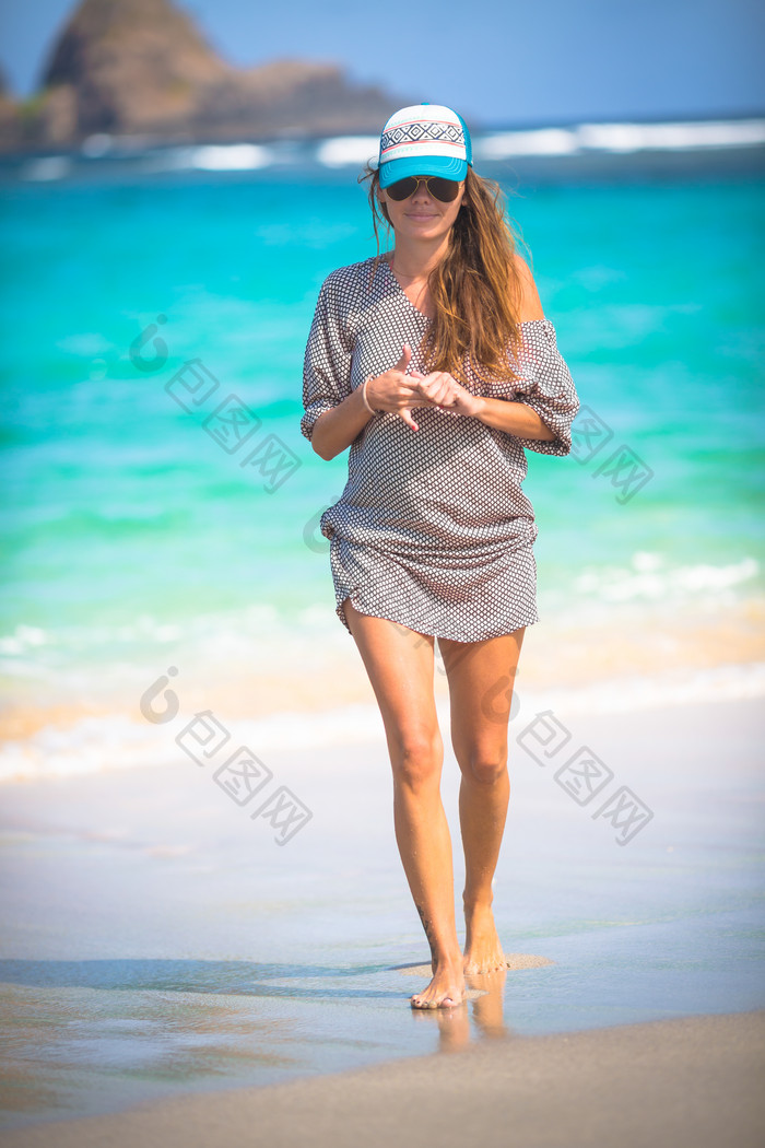 戴帽子美女海边沙滩度假旅游风景素材摄影