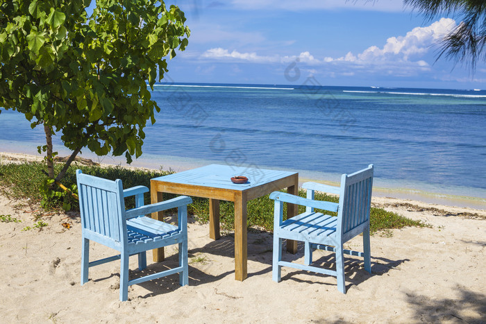 海滩上的蓝色桌椅