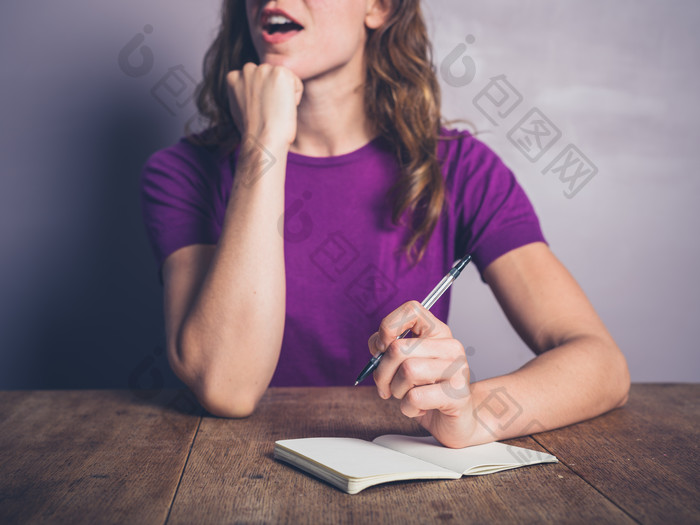 紫色调记笔记的女人摄影图