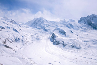 清新美丽的雪山摄影图