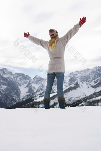 雪山上张开双手的女人