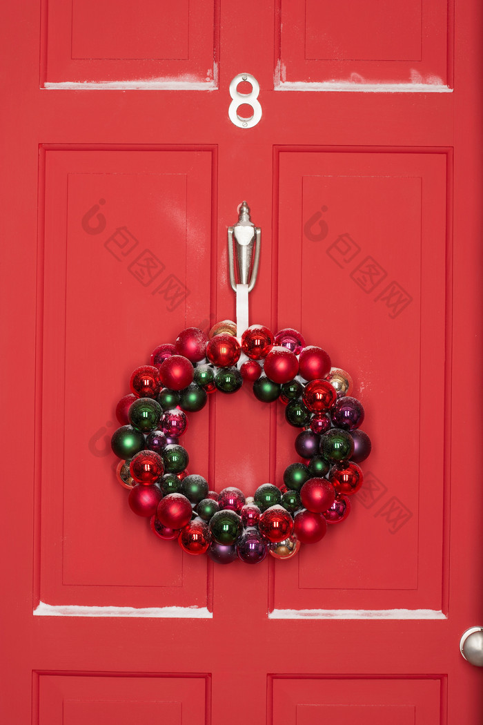 红门上挂着的圣诞花环