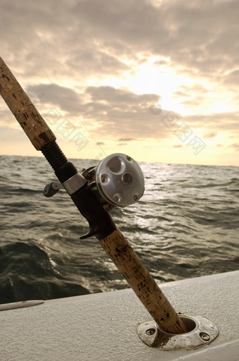 船上的钓鱼竿摄影图