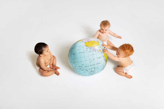 玩地球仪的三个婴儿