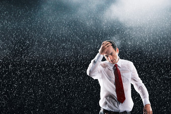 暗色调在大雨中的商人摄影图