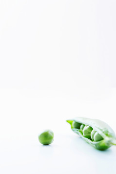 简约新鲜豌豆摄影图