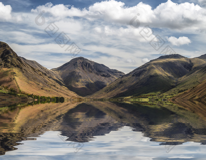 英格兰山峦湖水倒映