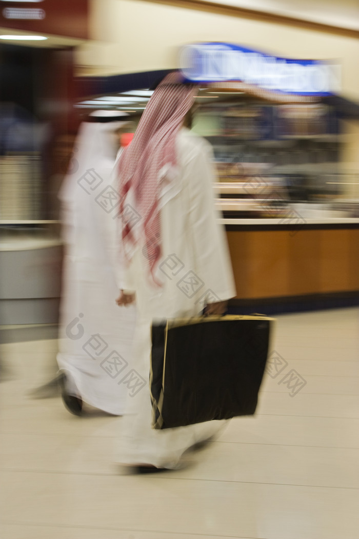 模糊的提着手提包的阿拉伯人
