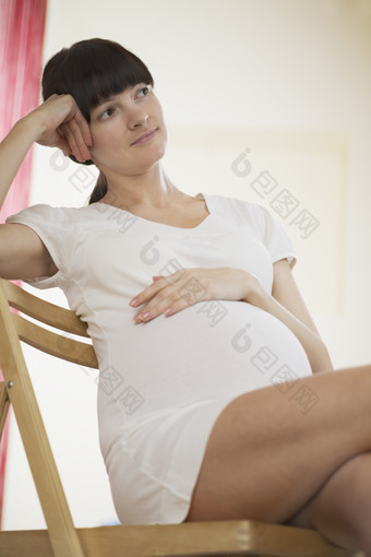 暗色调休息的孕妇摄影图