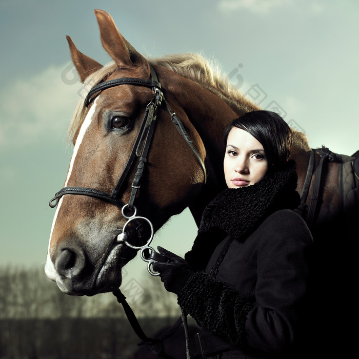 深色调牵马的女人摄影图