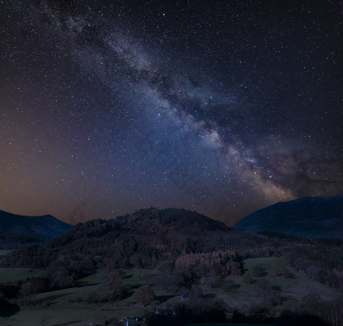 星星密布的天空和大地