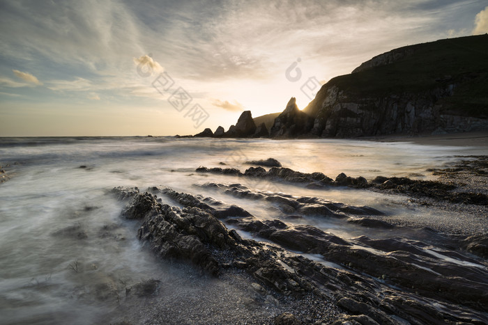 秋季海浪海滩和小岛