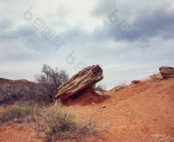 深色山顶的石头摄影图