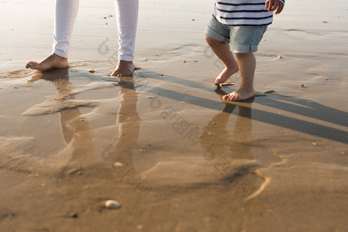 海滩踩水玩耍的母子