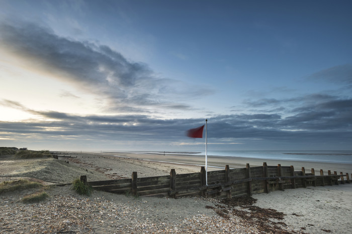 海边飘扬的旗帜摄影图
