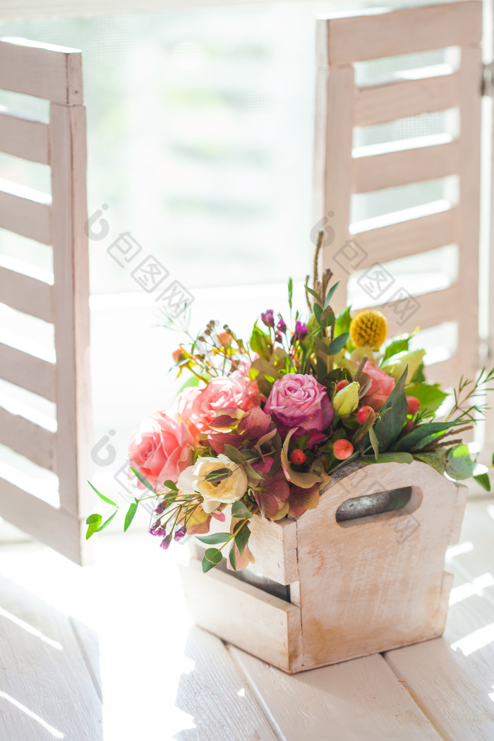 窗户边的鲜花花束