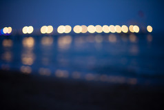 夜晚模糊海面上的光点