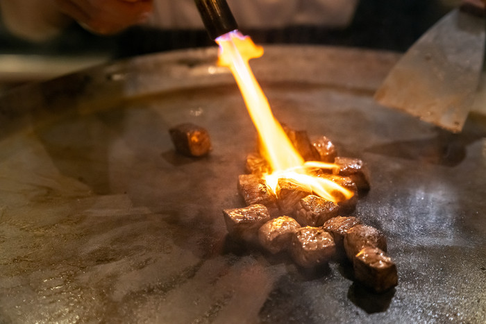 烹饪的牛肉肉块摄影图