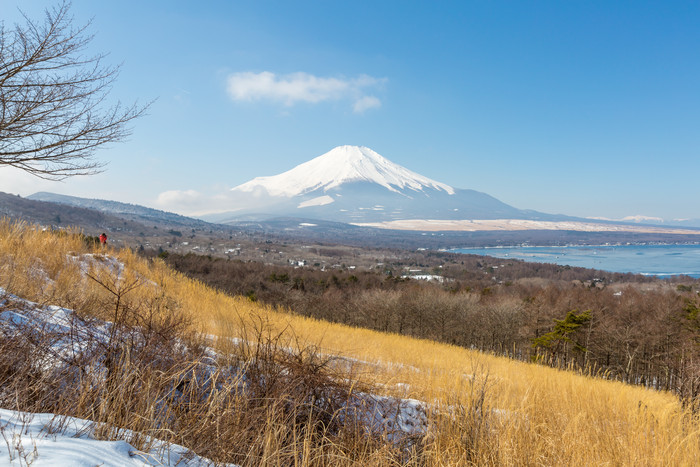 空中山峰雪山摄影图