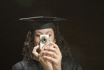 暗色调拍照的毕业女生摄影图