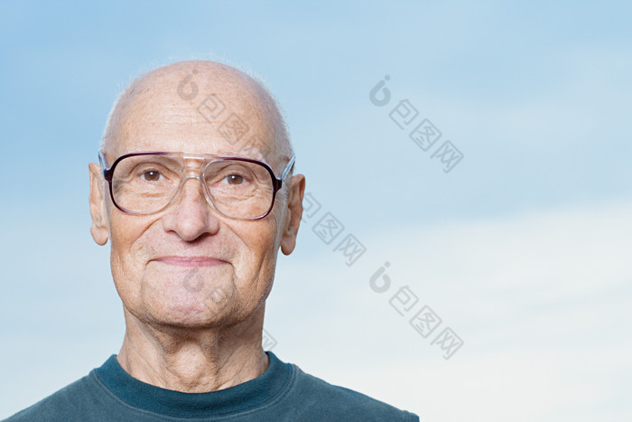 清新戴眼镜的老人摄影图
