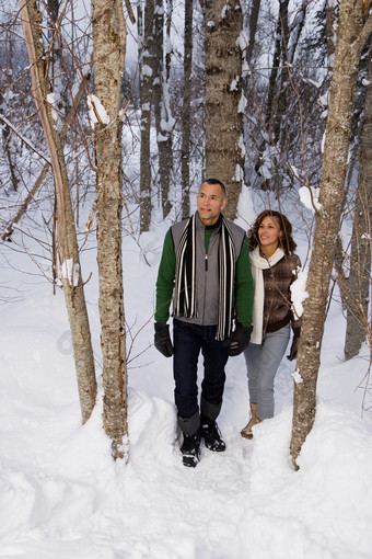 冷色调雪地中的夫妻摄影图